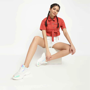 Chaqueta Vaquera Roja Corta para Mujer, Cierre de un Botón, Manga Regular, Cuello Camisero, Estilo Utilitario para Otoño e Invierno, 100% Algodón - Product Image 6