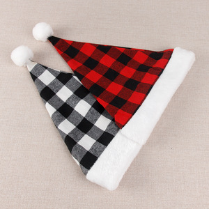 Bonnet de Noël à carreaux avec bordure en fausse fourrure blanche et pompon, couleurs contrastées, idéal pour les fêtes de Noël - Product Image 5