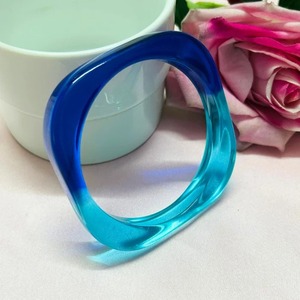 Brazaletes de Resina Hechos a Mano de Primera Calidad con Textura de Mármol Brillante, Accesorios de Moda Elegantes para Mujeres y Niñas - Product Image 3