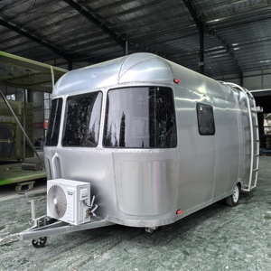 Remolque de Comida Móvil Moderno de Acero Inoxidable con 4 Ruedas, Unidad Comercial Tipo Casa de Viaje, Sistema de Cocina Portátil, Dormitorio - Product Image 1