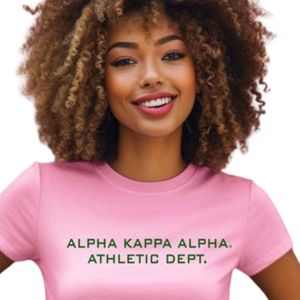 T-shirt rose à manches courtes pour femme avec imprimé graphique lettres vertes, col rond décontracté, en coton, mode estivale, doux et confortable pour le quotidien - Product Image 6