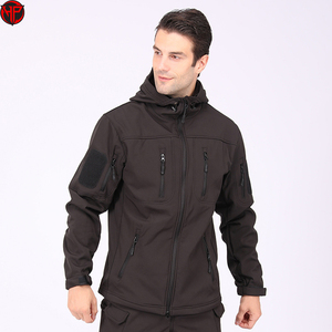 เสื้อแจ็คเก็ตผู้ชายแบบยุทธวิธี ผ้า softshell กันน้ำ กันลม มีฮู้ด เหมาะสำหรับกิจกรรมกลางแจ้ง ล่าสัตว์ มีกระเป๋าหลายช่อง ใช้เป็นชุดทำงานได้ - Product Image 4