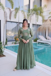 Salwar Kameez traditionnel indien en soie brodée, coupe ajustée, manches longues, prêt-à-porter, style designer. - Product Image 6