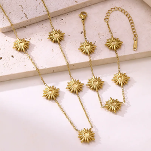 Conjunto de Joyas con Flores para Mujer, en Acero de Titanio Resistente al Agua y al Deslustre, con Revestimiento de Oro Real de 18K PVD - Product Image 1