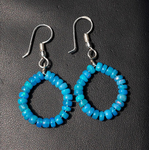 Boucles d'oreilles en opale éthiopienne bleue, perles lisses de 5 mm, argent 925 et or 14 carats - Product Image 4