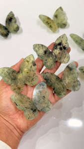 คริสตัลเพรนไนต์ธรรมชาติคุณภาพสูง รูปผีเสื้อ 3 มิติ แกะสลักทะลุ สำหรับตกแต่งบ้าน งานแต่งงาน ฮวงจุ้ย ศาสนาพุทธ - Product Image 3