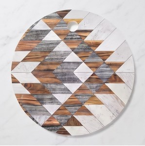 Tabla de cortar redonda de madera con diseño geométrico de mosaico y orificio para colgar - Product Image 4