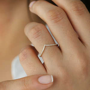 Nuevo Anillo Apilable de Moissanita Cúbica con Diseño Curvo, Corte Delicado de Plata Esterlina 925, Anillo de Lujo con Engaste Pavé y Baño de Oro - Product Image 6