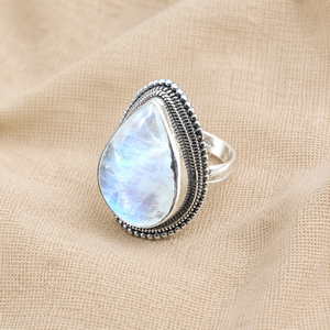 Anillo Boho Unisex con Piedra Lunar Arcoíris Natural en Engaste de Bisel, Hecho a Mano en Plata de Ley 925 con Baño de Oro Rosa - Product Image 5