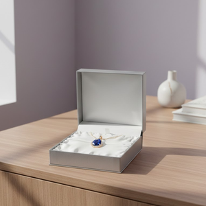 Boîte à bijoux rigide portable personnalisée en kraft avec fermeture magnétique |   Emballage laminé avec revêtement UV, doublure en mousse et gaufrage - Product Image 1