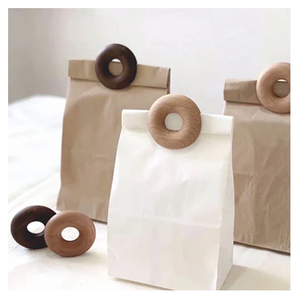 Ensemble de quatre pinces à sac en bois, design minimaliste, forme de beignet en bois naturel durable, largeur de 3 à 3,9 pouces - Product Image 3