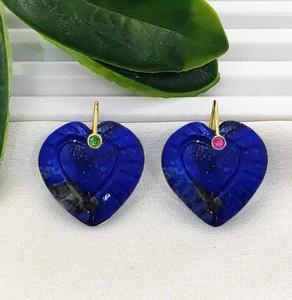 Colgante de Corazón Tallado a Mano con Gema de Lapislázuli de 20mm - Proveedor de Joyería con Colgante de Corazón Chapado en Oro - Product Image 1