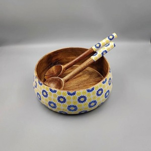Ensemble de saladiers en bois de manguier faits à la main avec des ustensiles assortis, design floral élégant en émail, grand saladier écologique - Product Image 1