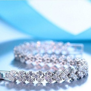 Pulsera de Diamantes Moissanite Hecha a Mano de Calidad Premium para Mujer, Joyería Elegante y de Lujo para Fiestas y Eventos, Disponible para la Venta - Product Image 4