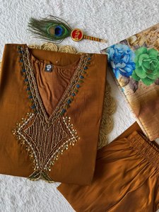 Kurti en rayonne marron avec col en V brodé et détails perlés pour femme, style traditionnel indien et pakistanais, tenue décontractée - Product Image 2