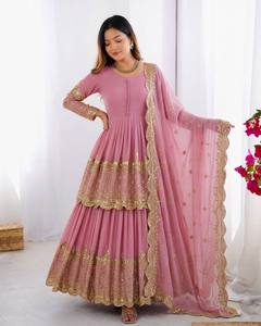 Conjunto de Fiesta de Georgette con Bordado de Lentejuelas y Trabajo Zari, Top y Lehenga con Borde de Lentejuelas de Georgette Sintética - Product Image 3