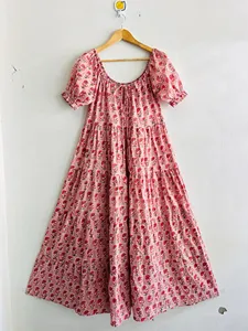 Vestido escalonado con estampado floral rosa para mujer, con mangas cortas abullonadas y cuello redondo - Product Image 4