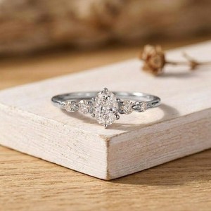 Bague de mariage pour femme en or massif avec cinq diamants ovales et ronds de laboratoire, pureté E, VVS, taille ovale, certifiée IGI - Product Image 2