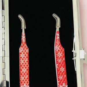 Juego de Pinzas Quirúrgicas de Precisión Morje para Pestañas, Diseño de Copo de Nieve Rojo, Acero Inoxidable, 4 Piezas, Estuche Negro, Puntas Dentadas/Serradas, 10 mm - Product Image 4