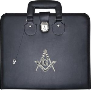 Tablier de Maître Maçon de Loge Bleue Maçonnique – Tablier avec logo G (Équerre et Compas) et gants brodés assortis, avec étui de transport souple |   Frémont - Product Image 3