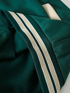 Veste universitaire personnalisée pour homme, manches vertes et beiges, couleur unie, col rabattu, vêtement décontracté d'automne, coupe régulière, fermeture à boutons - Product Image 5