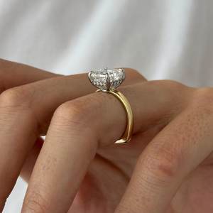 แหวนหมั้นเพชรทรงแอสเชอร์ 4 กะรัต แบบวงแหวนซ่อนสองสี ตัวเรือนทองคำขาว 14k แบบยูโรชังค์  ได้รับการรับรองจาก IGI - Product Image 2