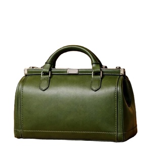 กระเป๋าถือหนังสีเขียวทรงคลาสสิกแบบกระเป๋าแพทย์ พร้อมหูหิ้วด้านบนและตัวล็อก - Product Image 1