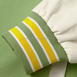 Chaqueta Varsity de Baloncesto para Hombre, de Alta Calidad, Corte Ajustado, para Invierno, Diseño Moderno y Elegante, Ecológica, de Fabric Studio - Product Image 4