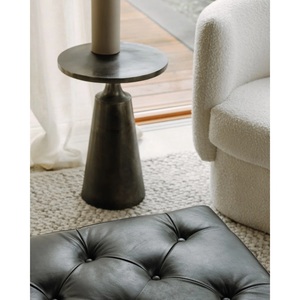 Mesa de Centro Artesanal con Pedestal Esculpido, Base Cónica y Tapa Redonda, Compacta, para Salas de Estar Contemporáneas - Product Image 2