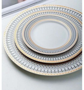 Services de table modernes en porcelaine blanche avec assiettes de présentation à bordure perlée dorée, durables et sans BPA, pour des dîners formels et luxueux - Product Image 6
