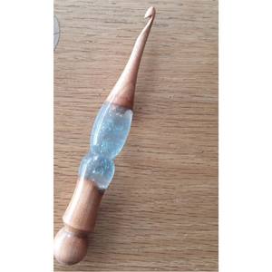 Crochet en bois et résine de luxe, aiguille à tricoter artisanale unique, outil de tissage décoratif, cadeau personnalisé pour les amateurs de crochet - Product Image 2