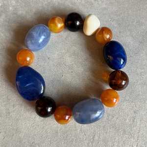 Bracelet en résine écologique multicolore avec perles orange, bleues et ivoire, fait main, élégant, accessoire de mode féminin, artisanat intemporel - Product Image 4