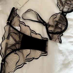 ชุดชั้นในลูกไม้แบบสบายๆ และชุดกางเกงในแบบโปร่งใสเซ็กซี่พร้อมสายรัดถุงน่อง - Product Image 1