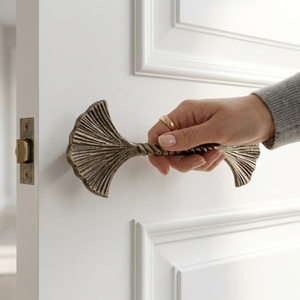 Manija de Puerta Premium con Diseño de Hoja de Ginkgo en Latón Antiguo |   Herrajes Artísticos para Gabinetes, para Interiores Modernos y Clásicos - Product Image 5
