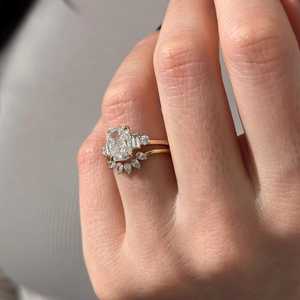 Bague de fiançailles à cinq pierres en diamant de laboratoire allongé de 2 carats et alliance de mariage incurvée en forme de poire, ensemble nuptial unique en or 14 carats - Product Image 2