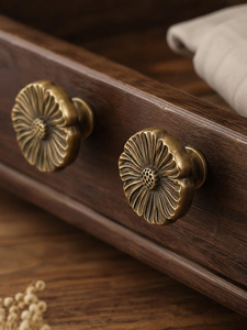 Pomo de Gabinete de Latón Antiguo con Diseño Floral, Tirador de Cajón Vintage con Flor, Manija de Mueble de Latón Sólido, Herraje Retro para Armario de Cocina - Product Image 2