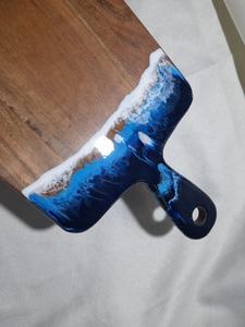 Tabla de cortar de madera rectangular con arte de resina de océano en el mango, tabla de corte y servicio de resina decorativa para uso en charcutería - Product Image 3