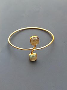 กำไลข้อมือแบบคลาสสิกประดับพลอย บลูเลซอาเกต ทองเหลืองชุบทอง ทำด้วยมือ ปรับขนาดได้ เหมาะสำหรับงานแต่งงาน งานปาร์ตี้ โดย UO - Product Image 4