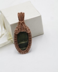 Pendentif ovale en jaspe enveloppé de fil de cuivre |   Pendentif artisanal en pierre précieuse de jaspe naturel |   Bijoux en Cristal de Guérison Taille Unique - Product Image 1