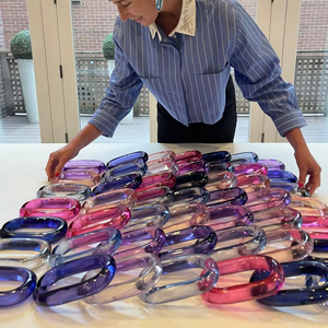 Sculpture murale vibrante en polyrésine à maillons de chaîne, décoration en anneaux entrelacés en acrylique pour l'installation dans les halls d'hôtels commerciaux - Product Image 1