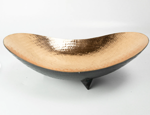 Moderno Cuenco Decorativo Ovalado de Latón Martillado con Base para Frutas y Llaves, Centro de Mesa Metálico Curvo con Acabado Dorado Martillado - Product Image 2