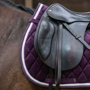 Tapis de selle Premium violet foncé matelassé en losanges robuste pour dressage GP avec bordure contrastante double blanche – Vente en gros - Product Image 4