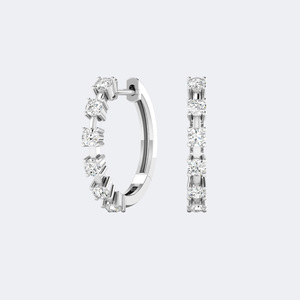 Pendientes de Aro Huggie con Diamantes de Corte Redondo y Baguette de 0.80CTW y Formas Mixtas - Product Image 5