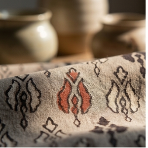 Tissu en coton léger écologique à imprimé géométrique gris fait main, matériau textile traditionnel indien pour sacs, garçons et filles - Product Image 1