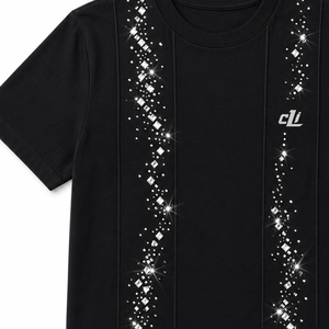Camiseta de mujer con adornos de cristales de imitación transparentes, ribete decorativo con efecto brillante, corte regular, manga media, logotipo personalizado. - Product Image 4