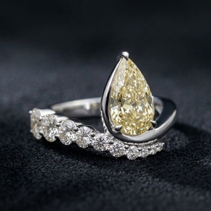 Bague de fiançailles solitaire en or blanc 14 carats avec diamant jaune fantaisie taille poire et diamant de laboratoire rond - Product Image 1