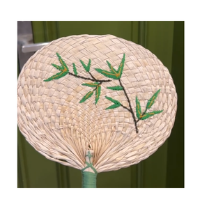 Éventail pliant écologique fait main en feuille de palmier naturelle avec doublure en bambou, design d'art populaire traditionnel pour la décoration de mariages, les fêtes et les événements professionnels - Product Image 6