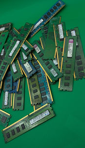 Chatarra de memoria RAM dorada de 12 núcleos y 64 bits - Product Image 2