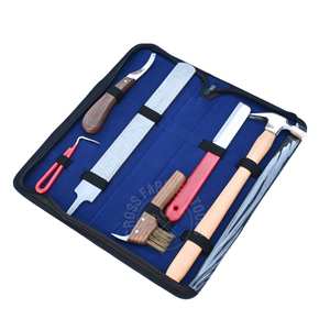 Trousse à outils de fermeur avec étui de transport, lime à sabots, couteau à lame courbée, couteau à sabots à manche en bois, marteau de fermeur et brosse de nettoyage - Product Image 1