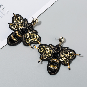 Boucles d'oreilles pendantes abeille faites à la main, mignonnes, avec sequins et perles, motif animal, patch appliqué, broderie de strass et travail d'aiguille - Product Image 6